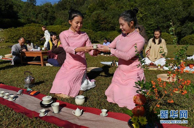 武夷山茶人在户外茶席品茶成时尚